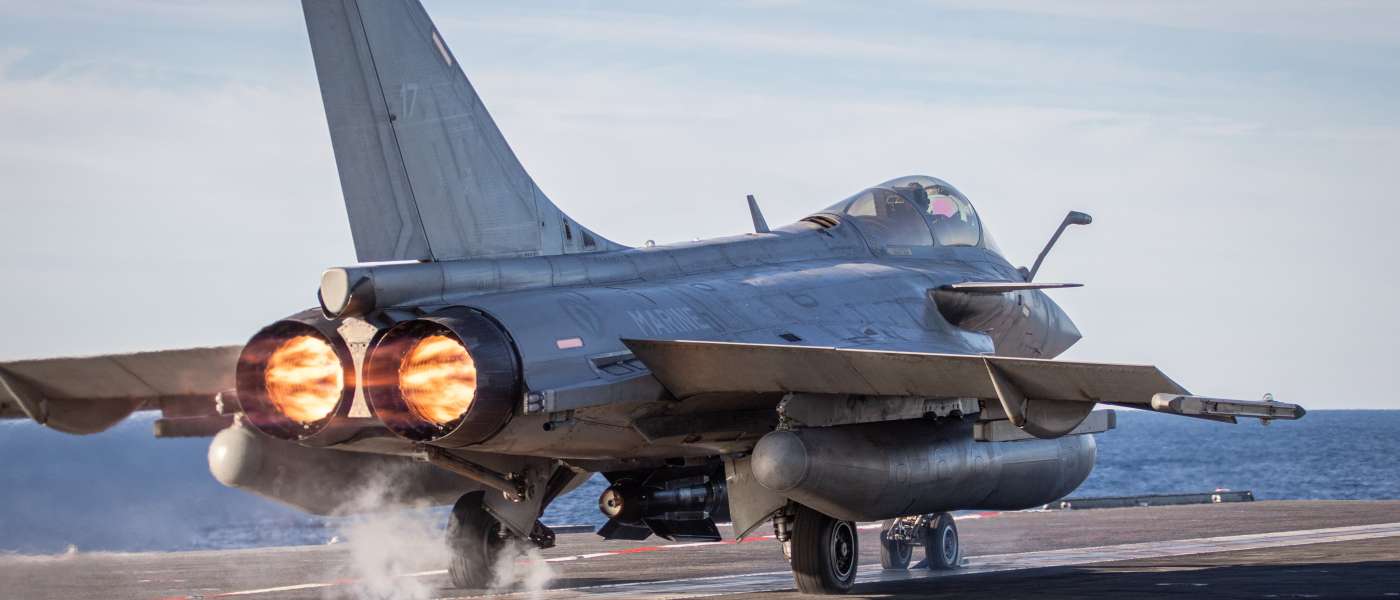 Catapultage d’un Rafale Marine armé d’une AASM 1000 kg
