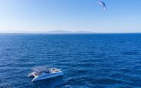 bateau tractionné par une aile de kite automatisée déployée en mer