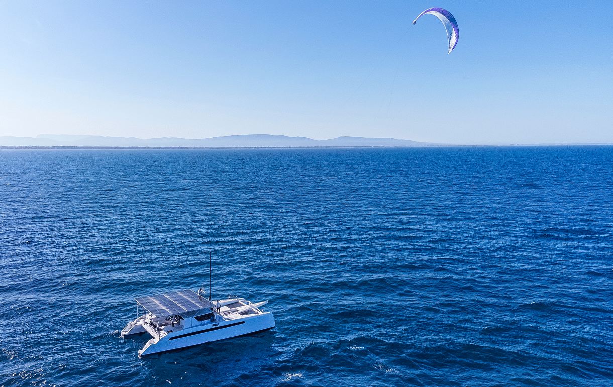bateau tractionné par une aile de kite automatisée déployée en mer