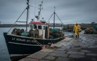 chalutier français amarré à quai en Atlantique
