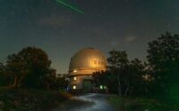 coupole de l'Observatoire de Haute-Provence sous un ciel étoilé