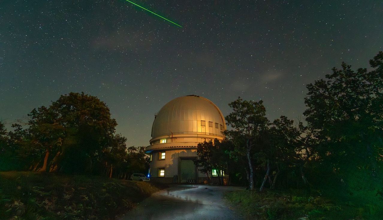 coupole de l'Observatoire de Haute-Provence sous un ciel étoilé