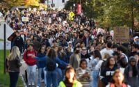 des milliers d’étudiants battent le pavé à Cornell