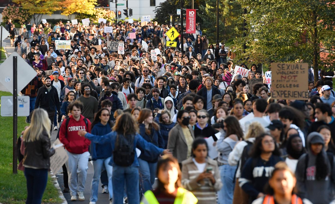 des milliers d’étudiants battent le pavé à Cornell
