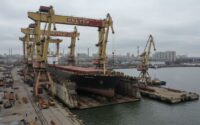 grand chantier naval avec portique et coque de navire en construction europe de l'est