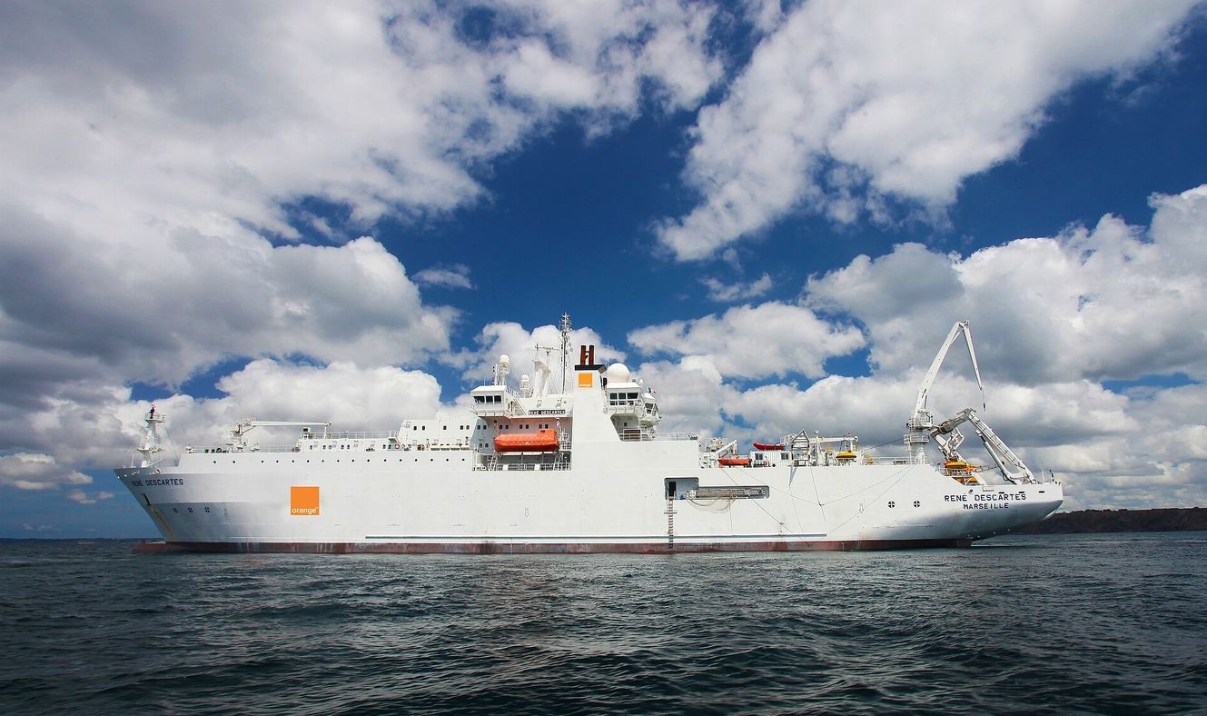navire câblier orange