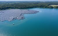 panneaux photovoltaïques flottants couvrant un plan d'eau