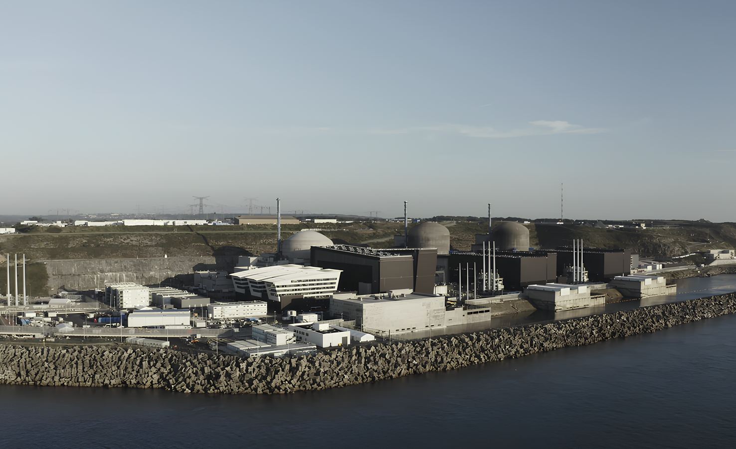 piquet de grève avec drapeaux syndicaux devant l'entrée de la centrale nucléaire de Flamanville