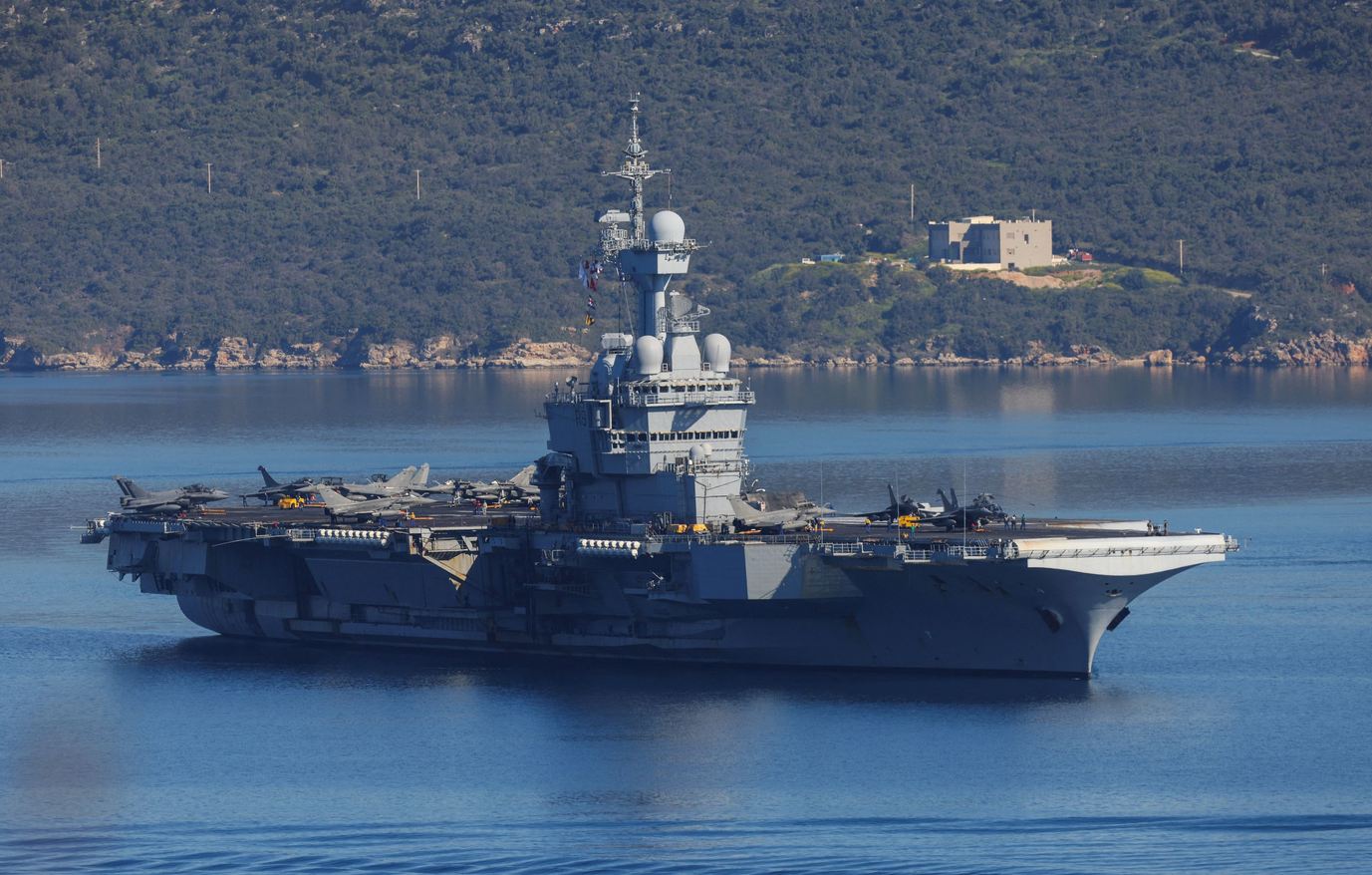 porte-avions Charles de Gaulle après une escale en Crète