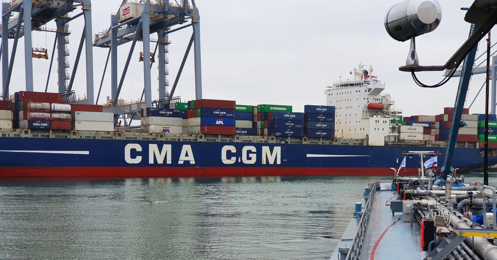 porte-conteneurs CMA CGM à quai