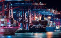 porte-conteneurs de nuit dans un port européen