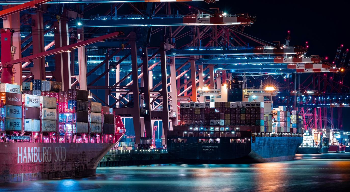 porte-conteneurs de nuit dans un port européen
