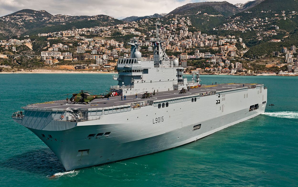 porte-hélicoptères amphibie Dixmude de la Marine nationale