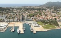 quai portuaire de Toulon-La Seyne avec une antenne 5G visible