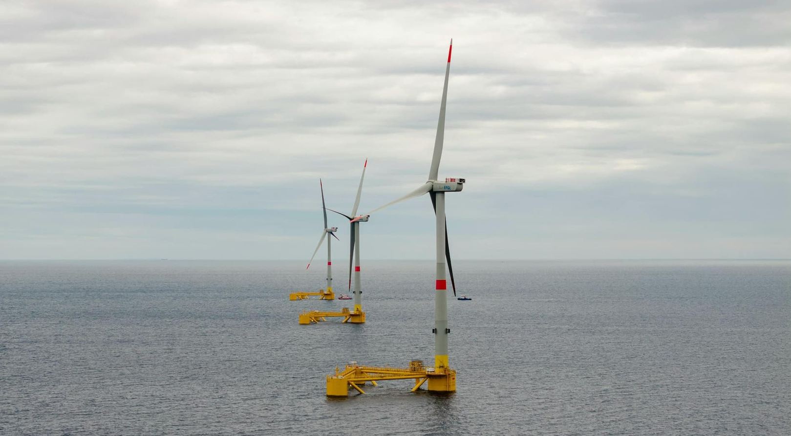 trois éoliennes flottantes WindFloat du parc EFGL
