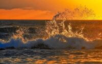 vagues océaniques au coucher du soleil