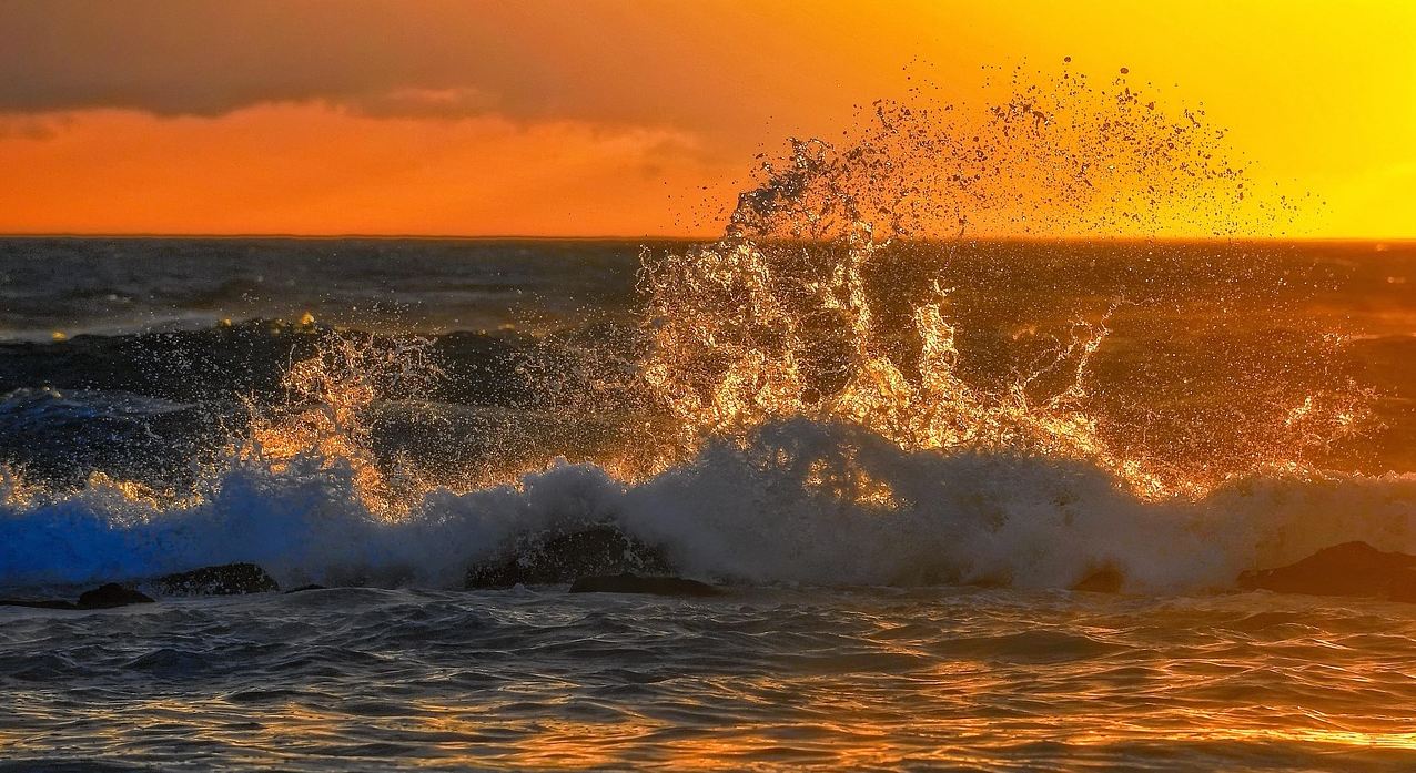 vagues océaniques au coucher du soleil