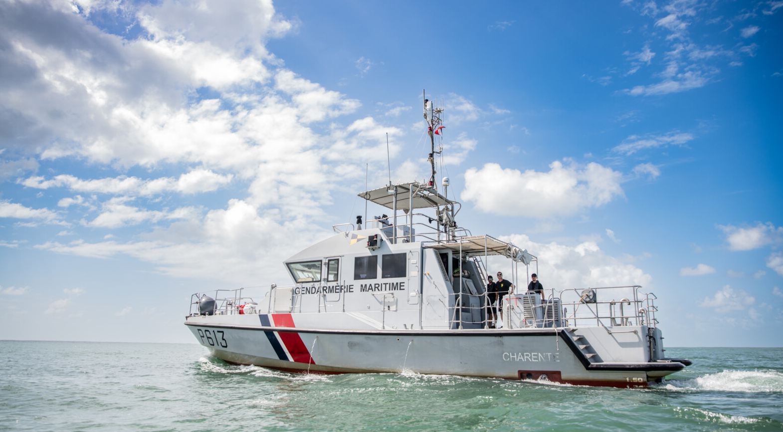 vedette côtière de surveillance maritime de la gendarmerie maritime en mer