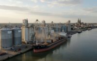 vraquier en cours de chargement de céréales à un terminal du port de Rouen