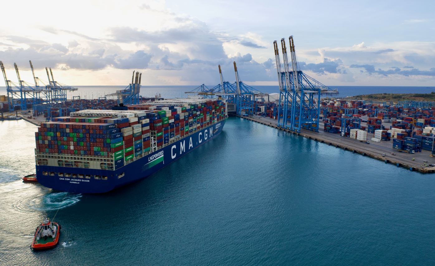 vue aérienne d'un terminal à conteneurs CMA CGM